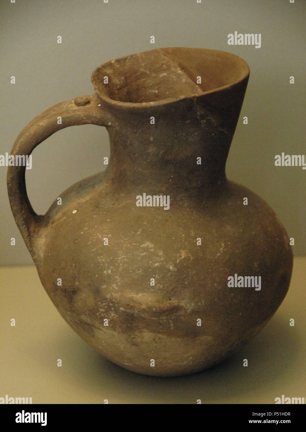 Prähistorische Kunst der Frühen Bronzezeit. Handgemachtes Glas des Lehms ohne Dekoration. Kugelförmigen Körper, breiten Mund und einem Griff. Im dritten Jahrtausend v. Chr. Nationalen Archäologischen Museum datiert. Athen. Griechenland. Stockfoto Prähistorische Kunst der Frühen Bronzezeit. Handgemachtes Glas des Lehms ohne Dekoration. Kugelförmigen Körper, breiten Mund und einem Griff. Im dritten Jahrtausend v. Chr. Nationalen Archäologischen Museum datiert. Athen. Griechenland. Stockfoto
