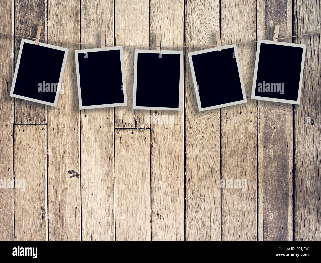 Fünf instant Foto auf Holz Hintergrund Textur und Vertikale, Vintage getönt. Stockfoto