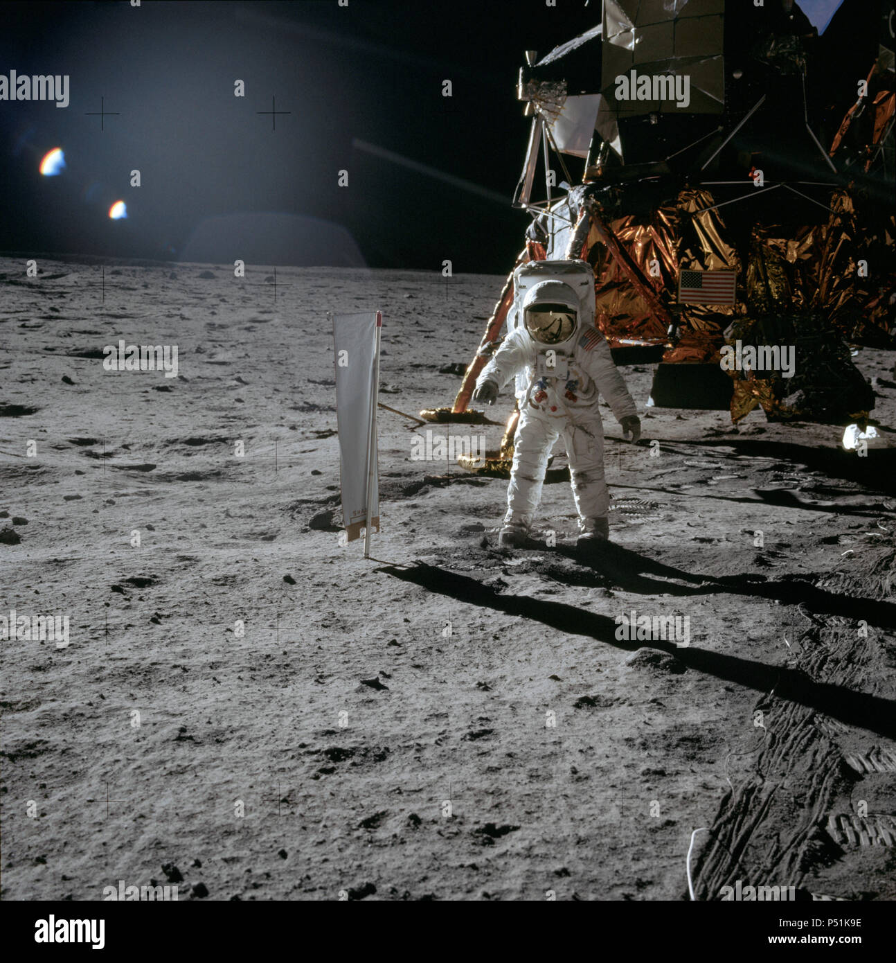 (20. Juli 1969) - - - Astronaut Edwin E. Aldrin Jr., Lunar Module Pilot, ist während der Apollo 11 Extra Vehicular Activity (EVA) auf der Mondoberfläche fotografiert. In der rechten Hintergrund ist der Mondlandefähre. Stockfoto