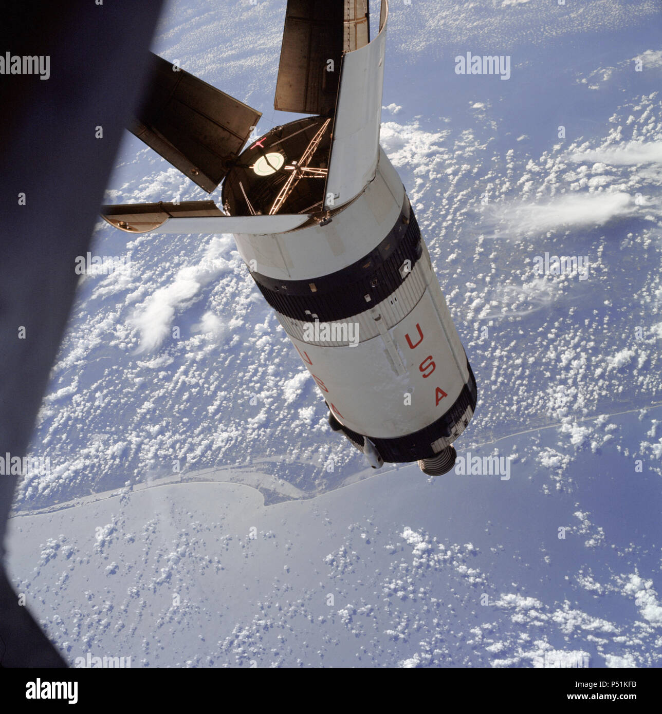 Der verbrauchten Saturn S-IVB Stufe als fotografiert von der Raumsonde Apollo 7 während der Umsetzung und Andocken an eine ungefähre Höhe von 125 Seemeilen Stockfoto
