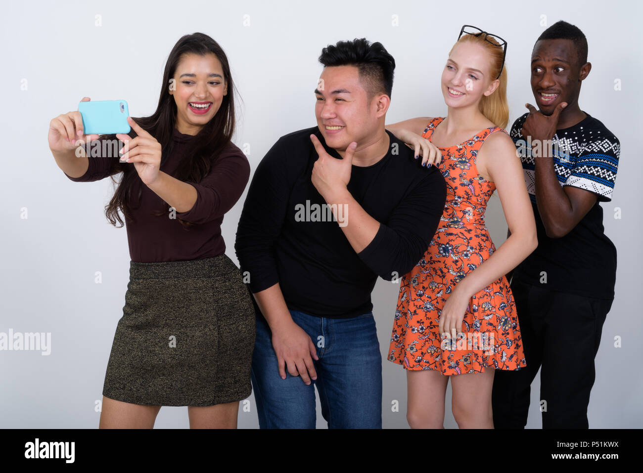 Studio shot von Happy vielfältige Gruppe von multi-ethnische Freunde smili Stockfoto