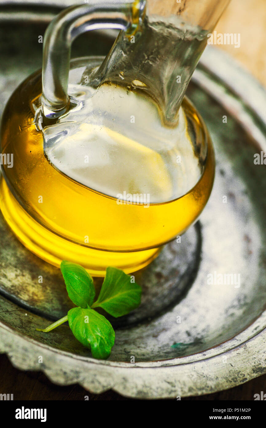 Kochen Zutaten. Olivenöl und Basilikum Blatt Stockfoto