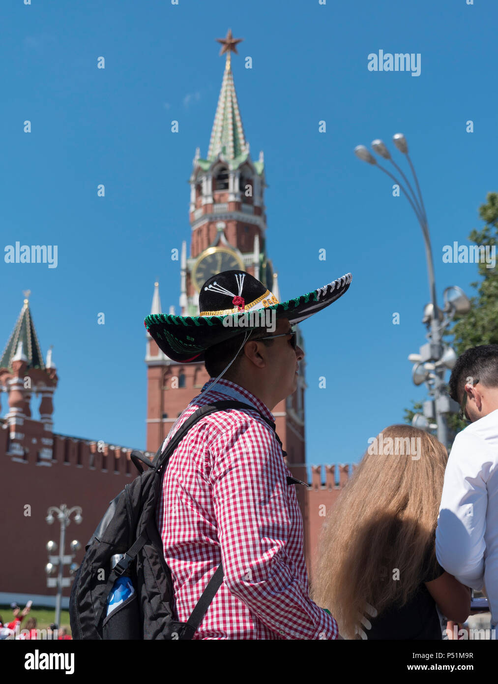 Moskau - 15. JUNI 2018: Fussball-WM Fanatiker von Mexiko mit ihren typischen Kostüme in den Straßen zum 15. Juni 2018 in Moskau, Russland Stockfoto