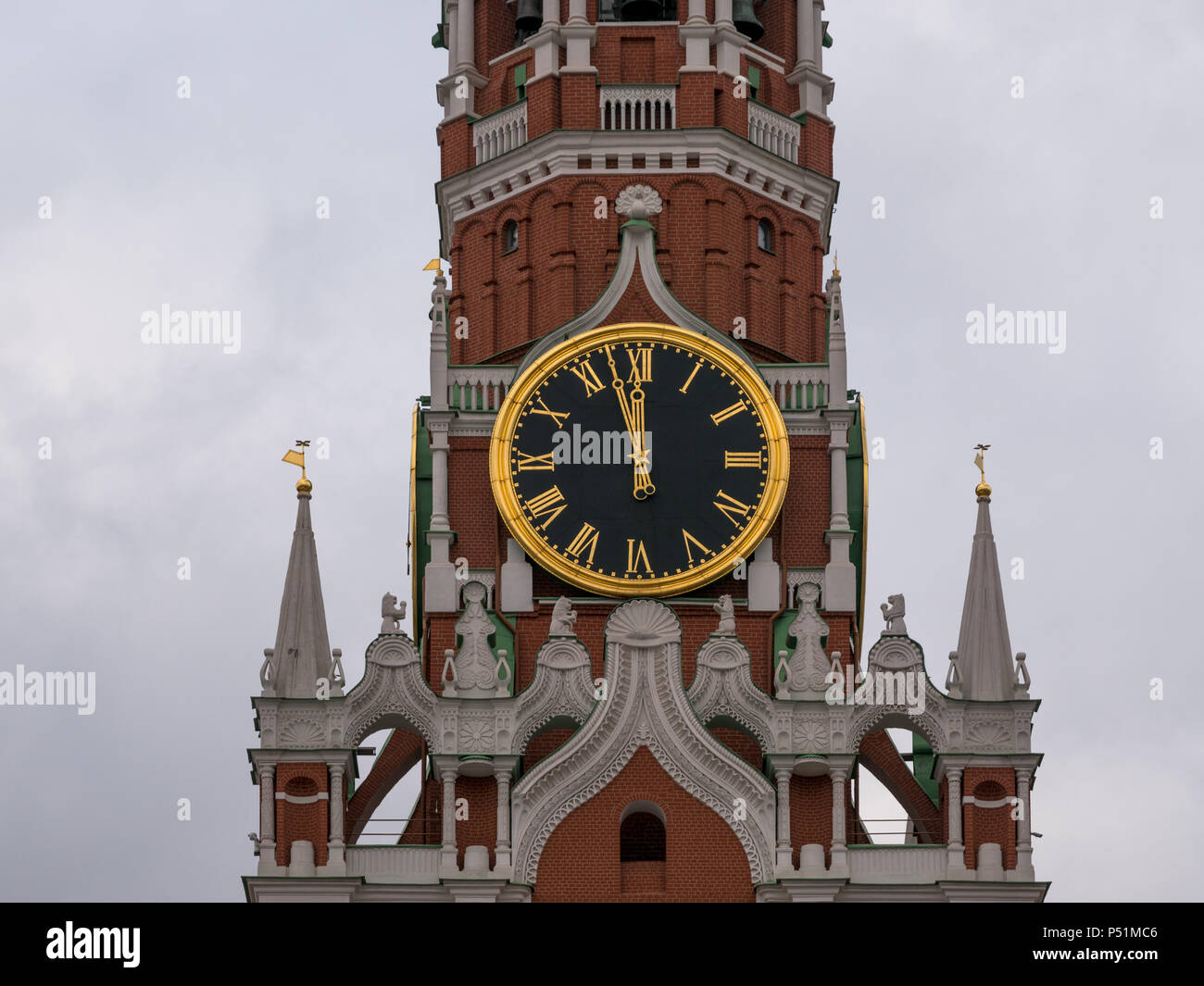 Der Moskauer Kreml Hauptuhr namens Kuranti auf Spasskaja Turm 12 Stunden. Der Rote Platz Stockfoto