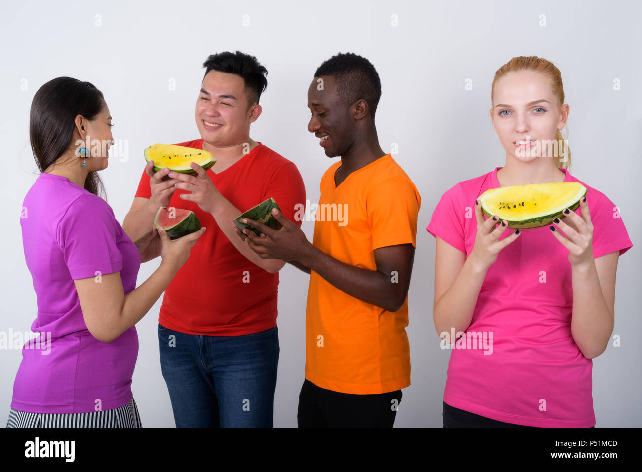 Happy teenage Mädchen mit vielfältigen Gruppe von multi-ethnische Freunde in Stockfoto