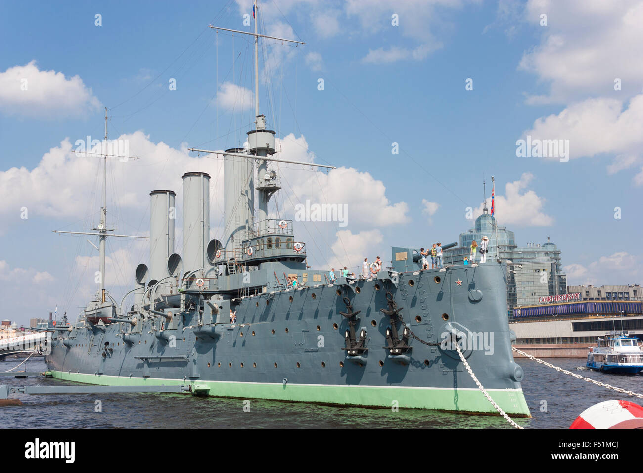 ST. PETERSBURG, Russland, 10. Mai 2018: Der Kreuzer Aurora. Das Schiff ist an Petrogradskaya Damm festgemacht und ist ein Museum. Auf die Nase gesetzt naval Flagge von Russland Stockfoto