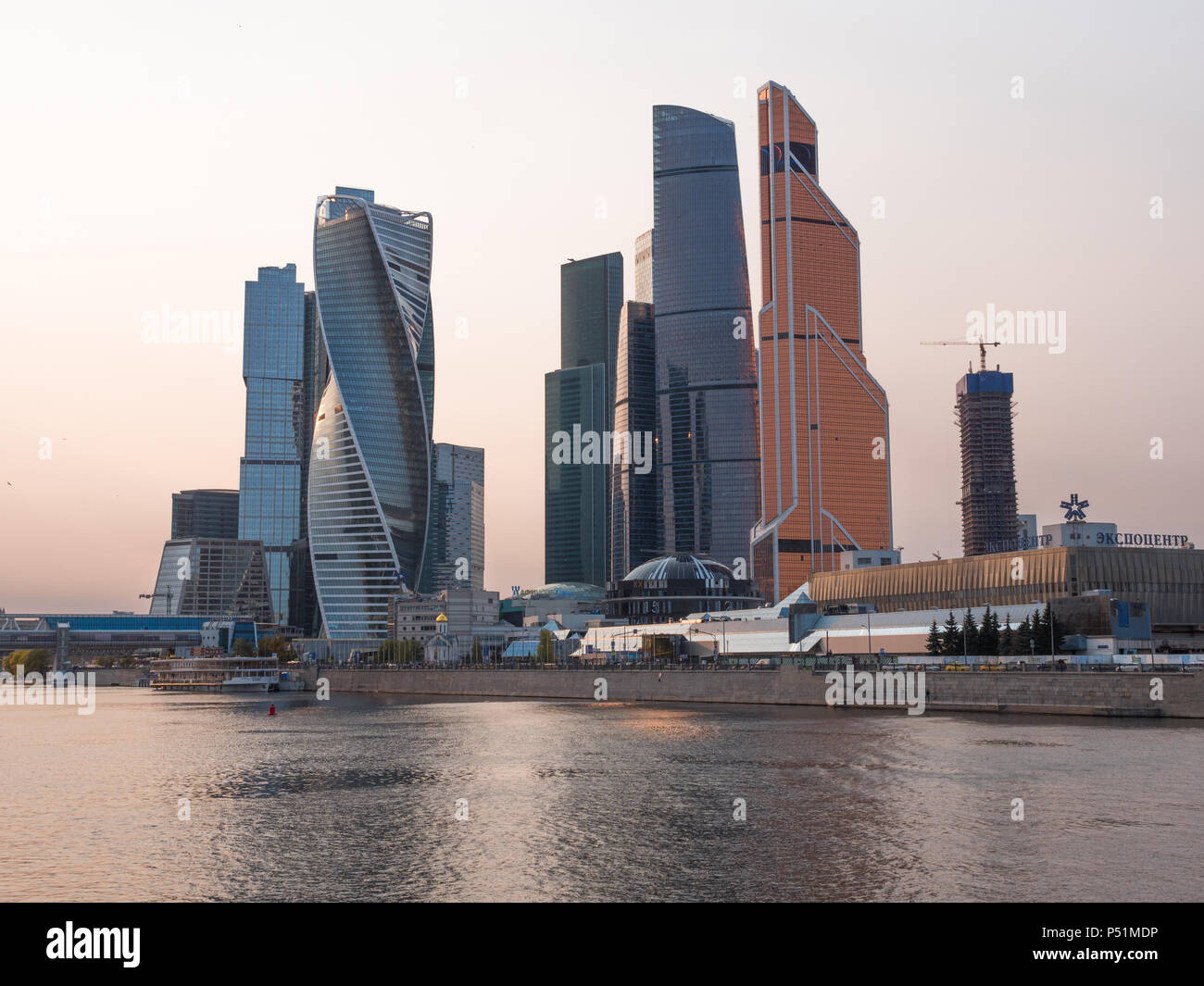 Moskau - 14. Oktober: Moskau, moderne Gebäude aus Glas und Stahl Wolkenkratzer gegen den Himmel am 14. Oktober 2017 in Moskau, Russland Stockfoto