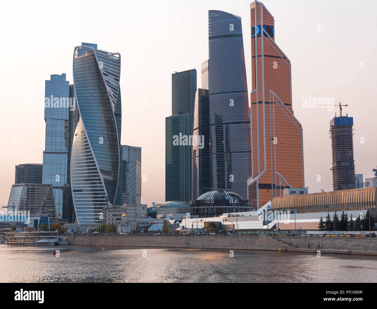 Moskau - 14. Oktober: Moskau, moderne Gebäude aus Glas und Stahl Wolkenkratzer gegen den Himmel am 14. Oktober 2017 in Moskau, Russland Stockfoto