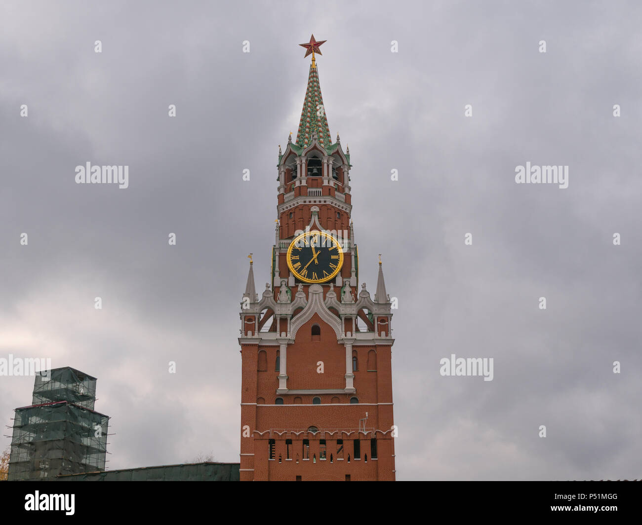 Der Moskauer Kreml Hauptuhr namens Kuranti auf Spasskaja Turm. Der Rote Platz. Stockfoto