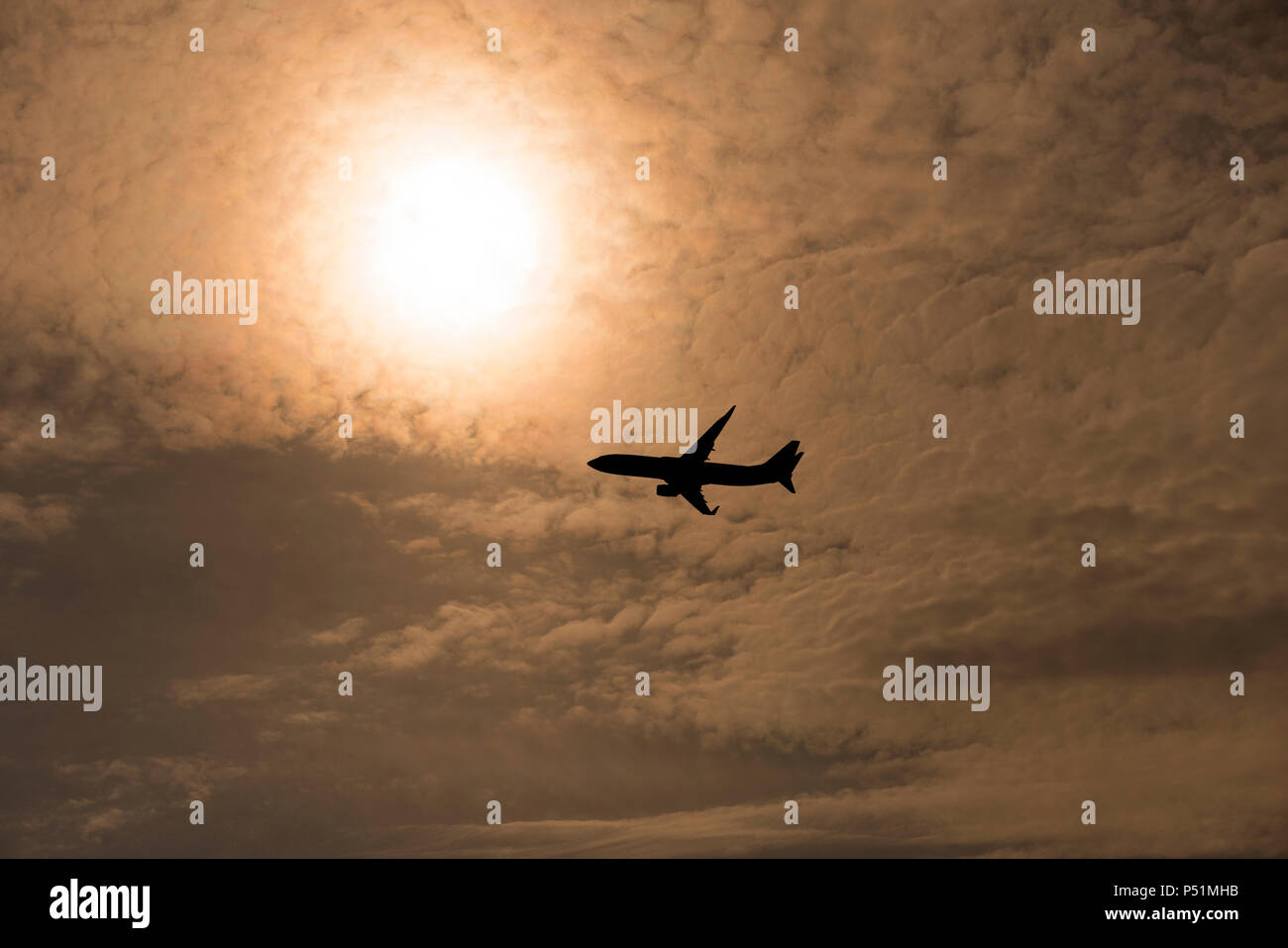 Flugzeug fliegt vor dem Hintergrund der weißen Wolke Stockfoto