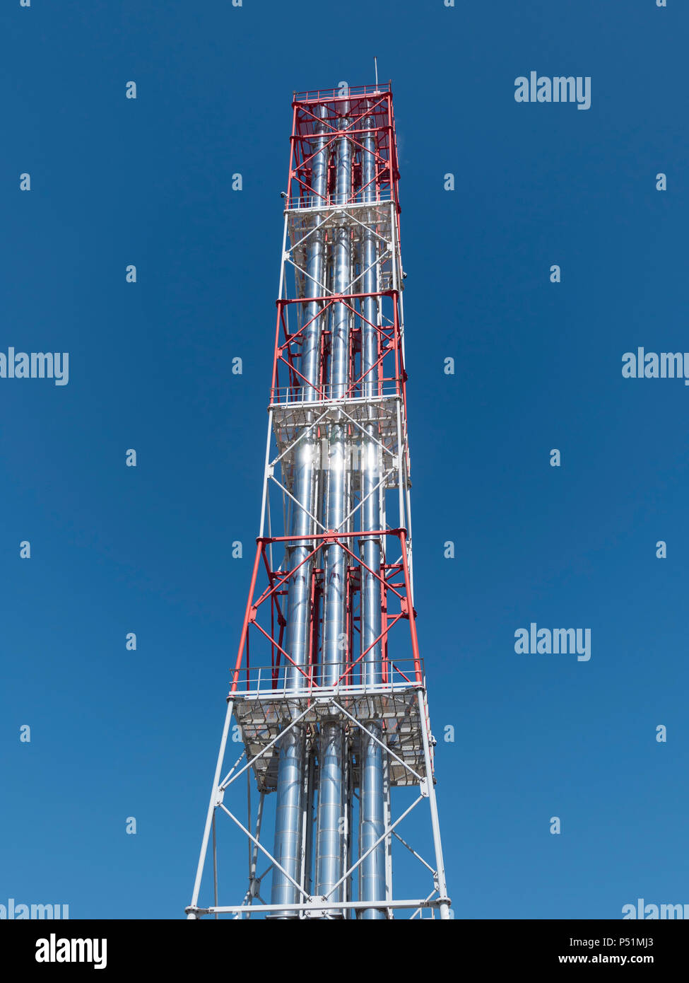 Hohe rote und weiße Tube gegen den blauen Himmel Stockfoto