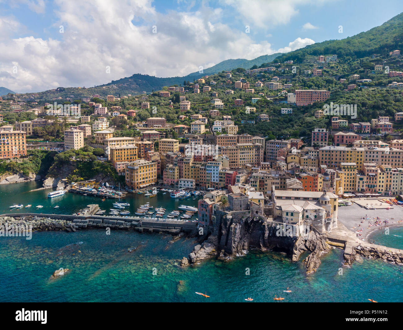 luftaufnahme von camogli stadt in ligurien italien malerische mittelmeer riviera kuste historische altstadt camogli mit bunten hausern und sand strand stockfotografie alamy