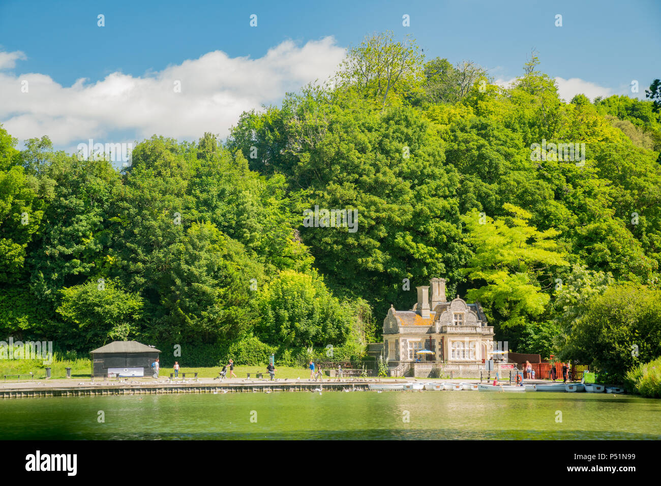 Arundle, JUN 2: Menschen gehen um Swanbourne See am Jun 2, 2017 Arundle, Vereinigtes Königreich Stockfoto