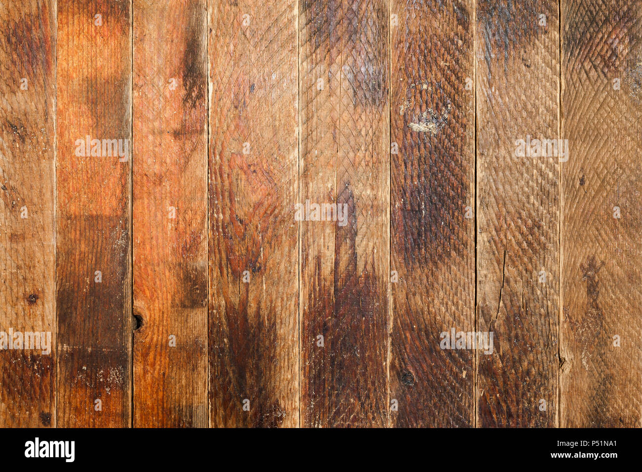 Close-up grunge Hintergrund aus breiten vertikalen alten braunen Holzplanken. Stockfoto