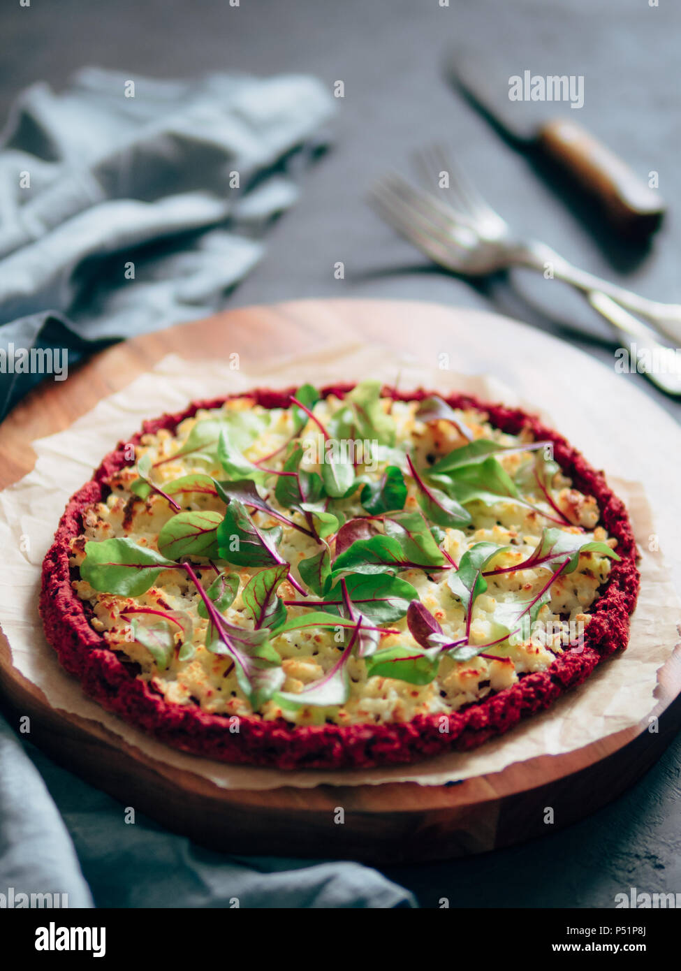 Rote Beete pizza Crust mit frischem Mangold oder Mangold, Rote Bete Blätter. Ideen und Rezepte für den veganen Snack. Ei - kostenlose Pizza Kruste mit Chia Samen und Vollkorn brauner Reis Mehl. Kopieren Sie Platz. Flache DOF Stockfoto