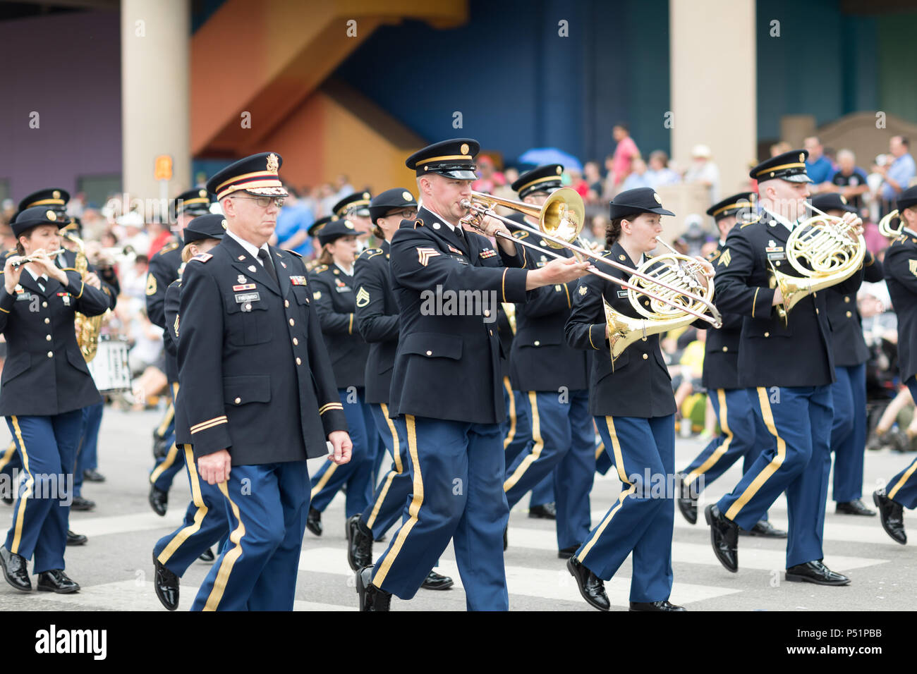 Indianapolis, Indiana, USA - 26. Mai 2018, der Indiana National Guard 38th Division marching band führt an der Indy 500 Parade Stockfoto