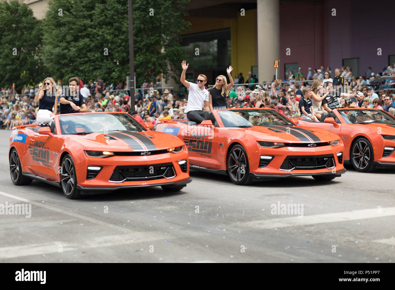 Indianapolis, Indiana, USA - 26. Mai 2018, Indycar Fahrer Carlos Muñoz, Max Chilton und James Davison hinunter die Straße an der Indy 500 Parade Stockfoto