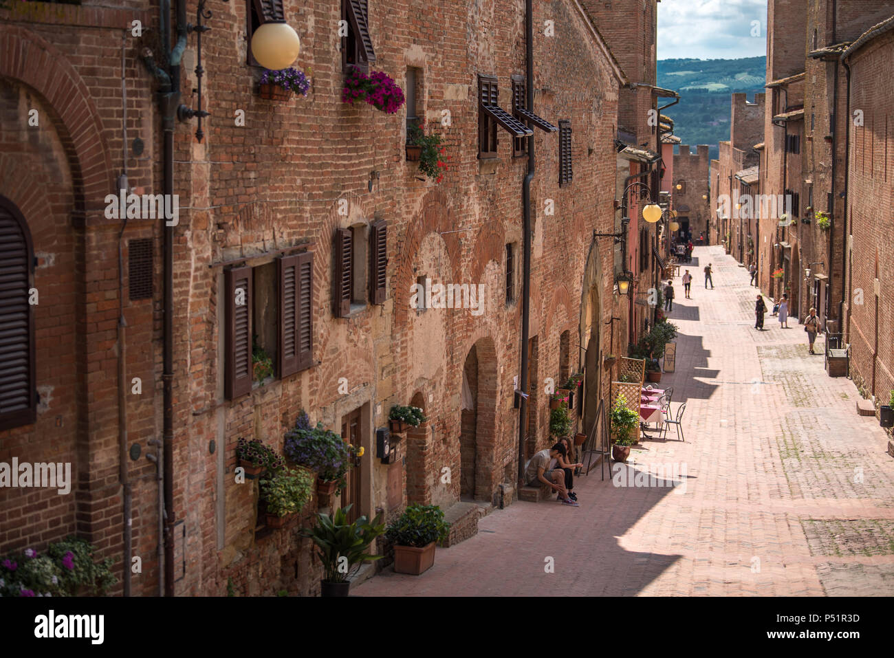 Leute Spaziergang entlang der mittelalterlichen Altstadt von Certaldo Boccaccio, der Heimatstadt im Valdelsa Stockfoto