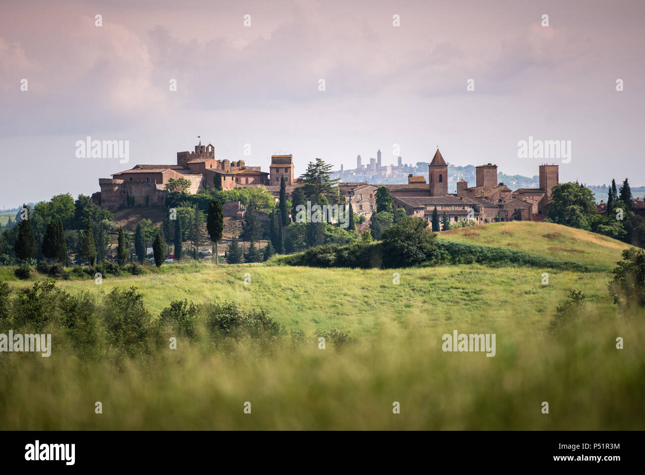 Malerischen Panorama der mittelalterlichen Dorf Certaldo Altstadt, Italien, mit Türmen von San Gimignano im Hintergrund, typisch italienischen und toskanischen Landschaft. Stockfoto