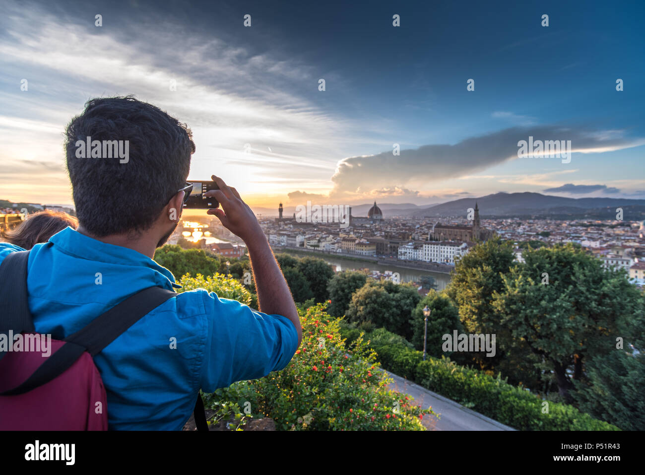 Florenz, Toskana, Italien: Tourist nimmt ein Bild mit Smartphone von erstaunlichen Florenz Stadtbild von der Piazzale Michelangelo bei Sonnenuntergang Stockfoto