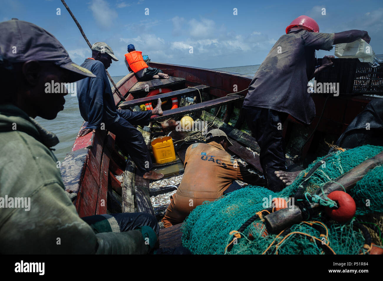 Lokale Fischer aus der mosambikanischen Hafen von Beira wieder zum Ufer nach dem Fischfang mit Netzen im Indischen Ozean Stockfoto