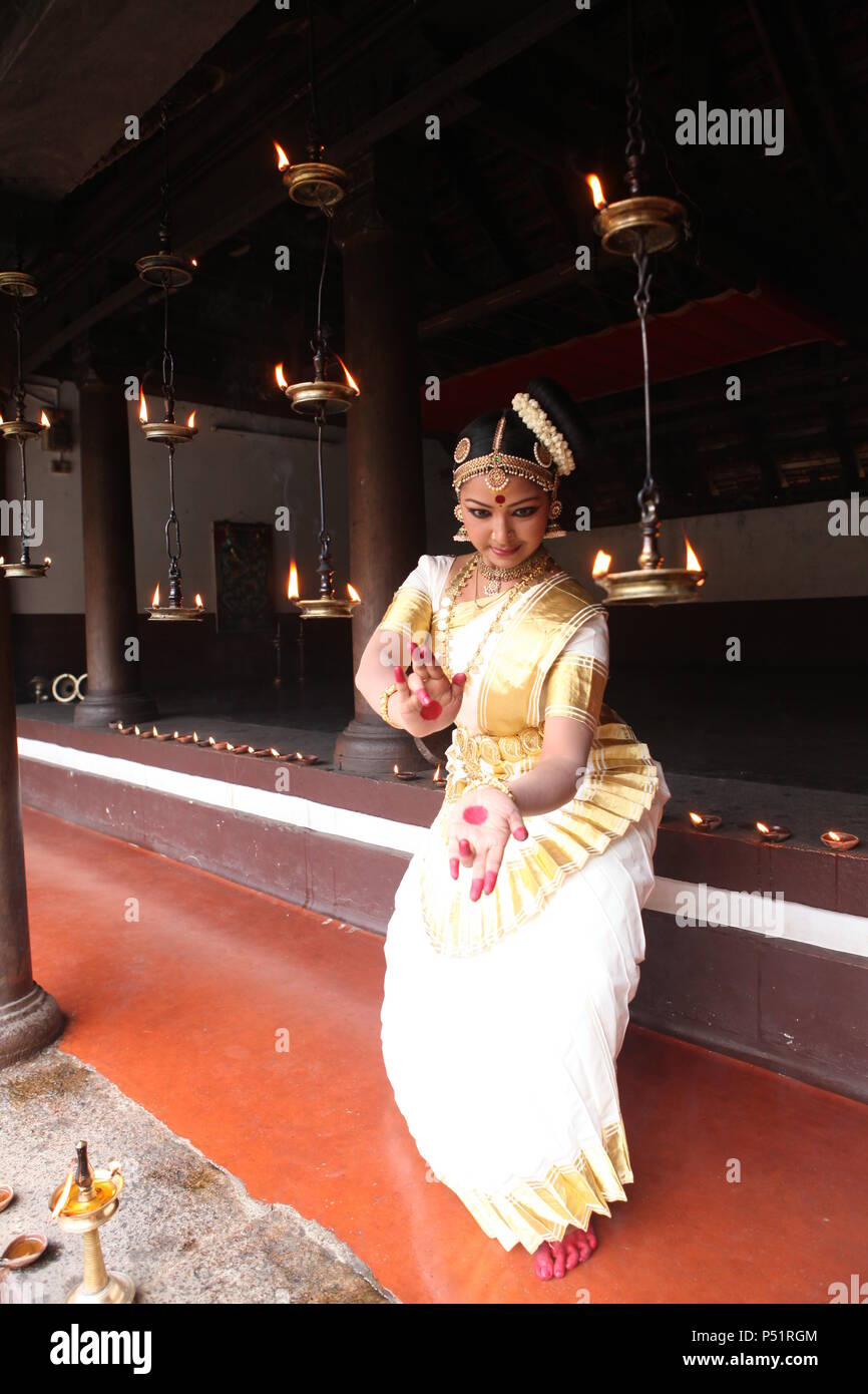 Mohiniyattam ist eines der acht klassischen Tanzformen Indiens, aus Kerala Staat. unterscheidbar ist für sein Kostüm, und anmutig und langsame Bewegungen Stockfoto