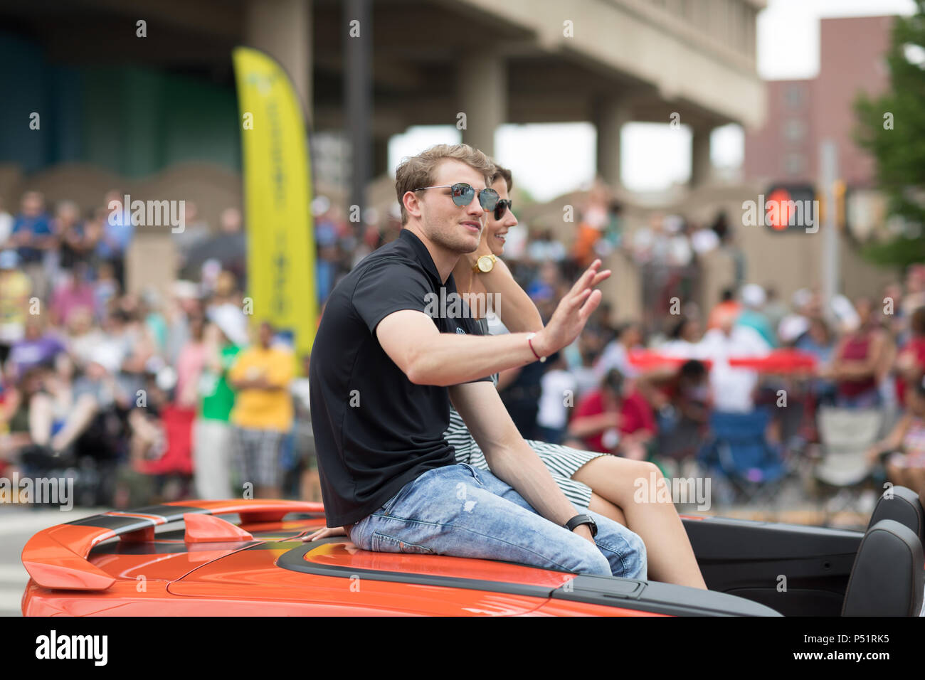 Indianapolis, Indiana, USA - 26. Mai 2018, Salbei Karam Indycar Fahrer geht die Straße runter an der Indy 500 Parade Stockfoto