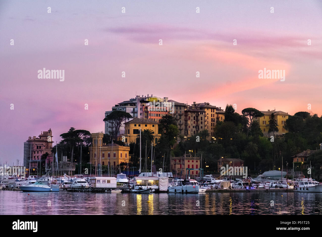 Nord Italien meer Dorf Sunset purple Clear Sky - Rapallo - Genua - Italienische Riviera. Stockfoto