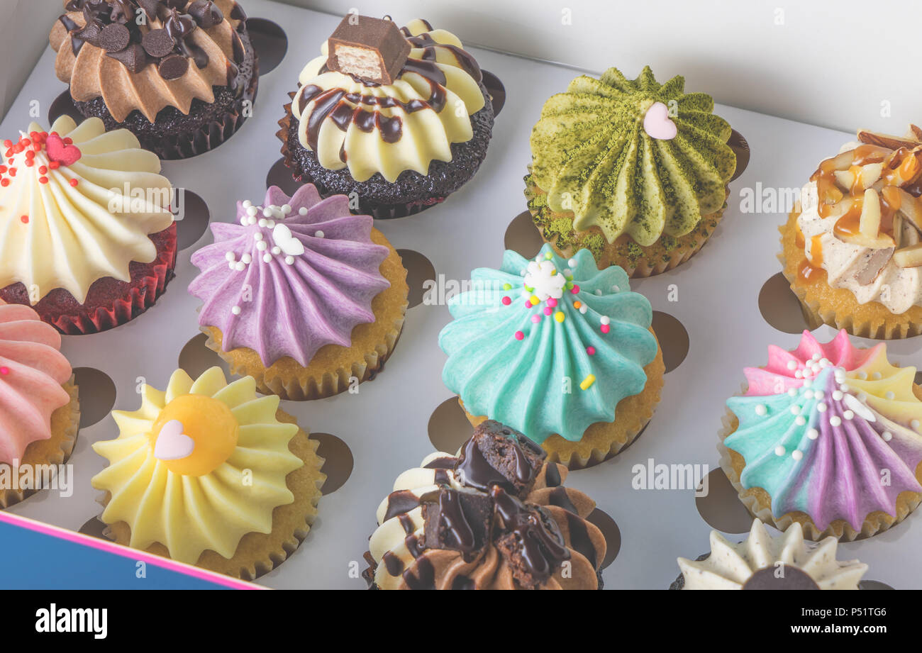 Vielen bunten Cupcakes in Feld für Feier vorhanden Stockfoto