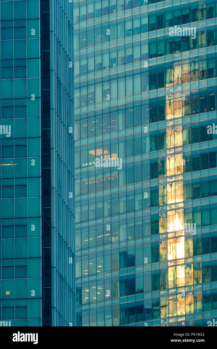 Collyer Quay Office Windows Fang Reflexionen der Sonnenuntergang Blick von Bayfront, Marina Bay Sands, im Stadtstaat Singapur Stockfoto