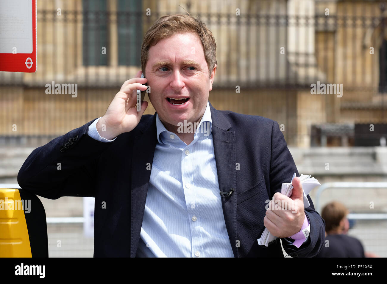 Ben Wright BBC-TV-politischer Journalist in Parliament Square London, Großbritannien Stockfoto