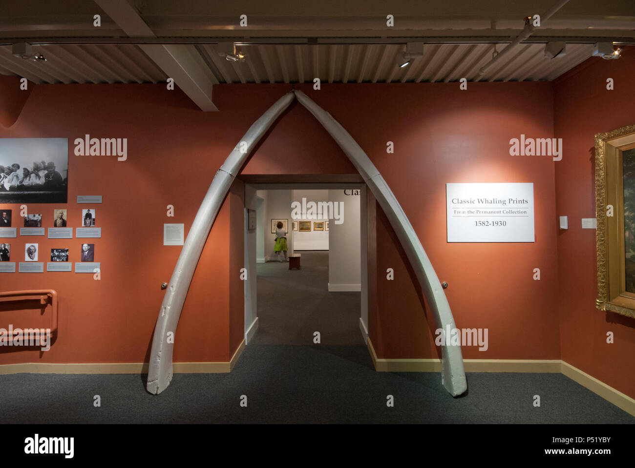Kunst Galerie mit Wal Kieferknochen, New Bedford Whaling Museum, New Bedford, Bristol County, Massachusetts, USA Stockfoto