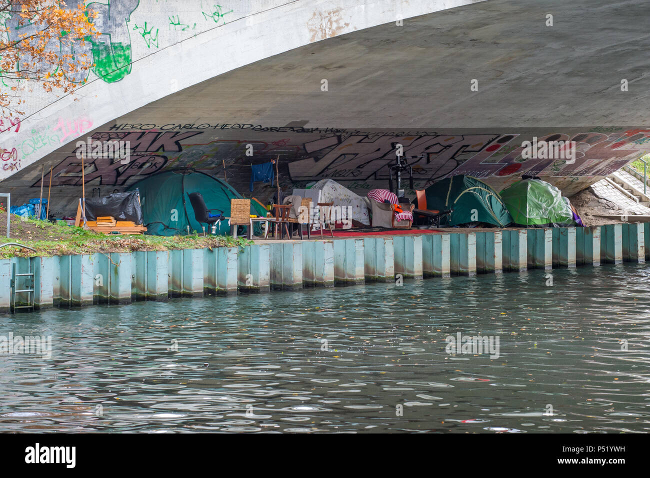 Zelte von Obdachlosen unter der Kanalbrücke in Berlin Westhafen Stockfoto