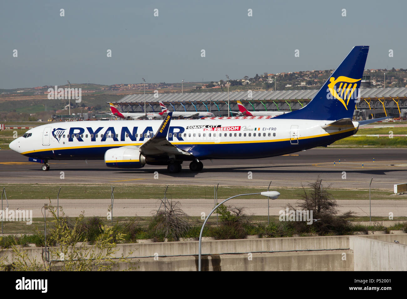 Ryanair Boeing 737-800 rollens am Flughafen Madrid Barajas mit einem Aufkleber Sponsoring der polnischen sität in Danzig Stockfoto