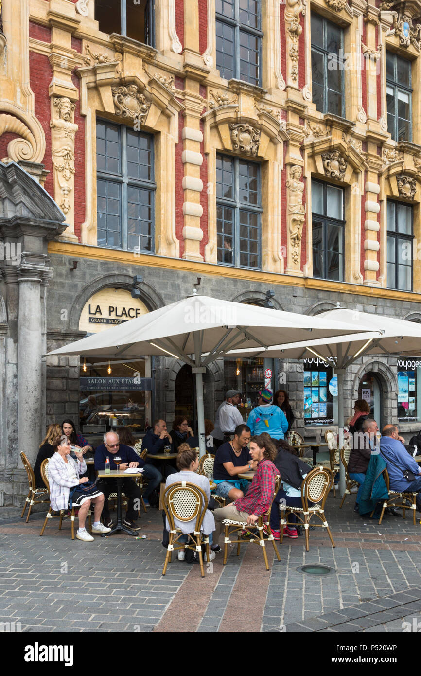 Café im Freien sitzen, Lille, Frankreich bei bewölktem Himmel Stockfoto