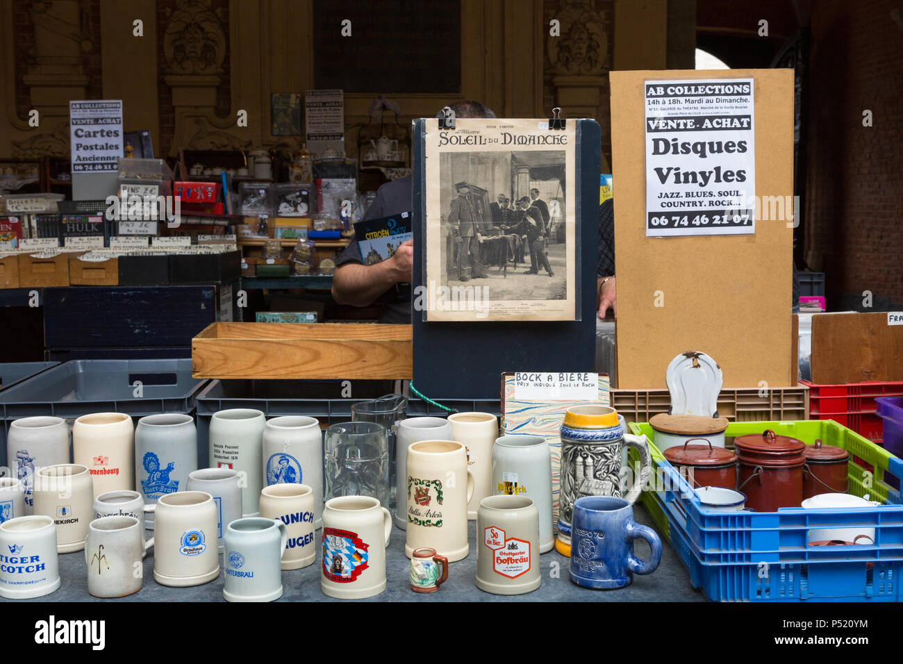 Markt verkaufen lp Records auf Vinyl, und Becher oder Tassen, Lille, Frankreich Stockfoto