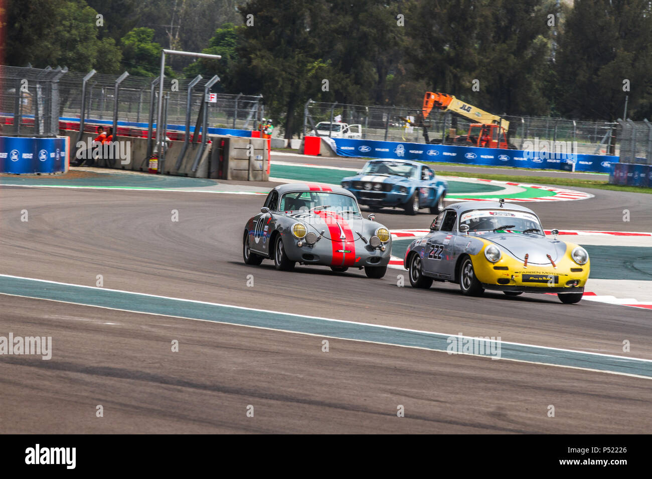 Mexiko City, Mexiko - September 01, 2017: Autodromo Hermanos Rodriguez. FIA World Endurance Championship WEC. Vintage racecars läuft an der freien Praxis für die Mexiko Vintage Serie. Stockfoto