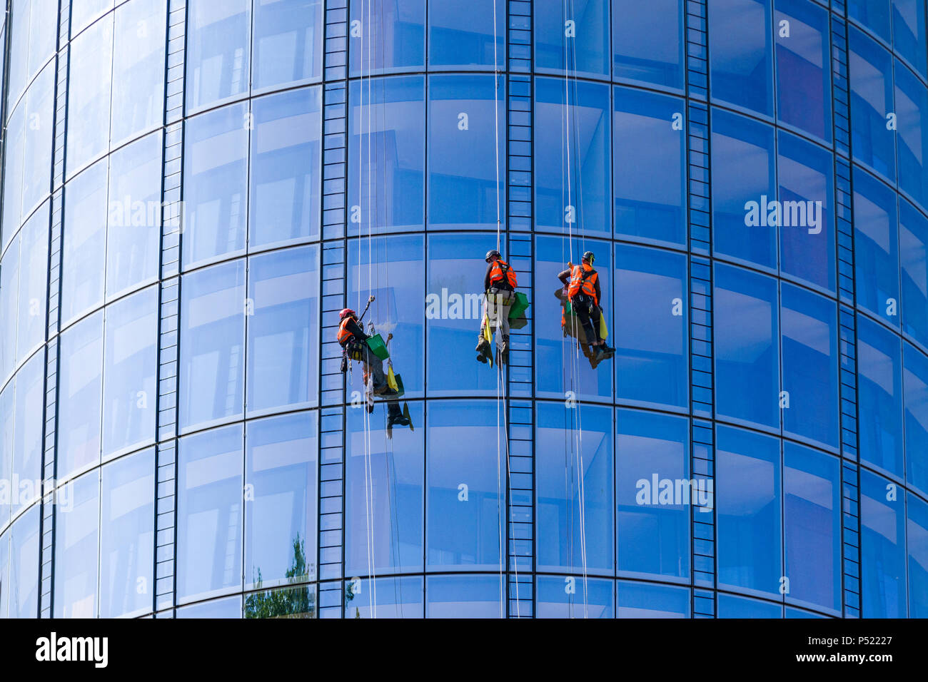 Fensterputzer, die das Äußere eines Blackfriars-Gebäudes abseilen, um die gesamte Glaskonstruktion zu inspizieren, London, Großbritannien Stockfoto