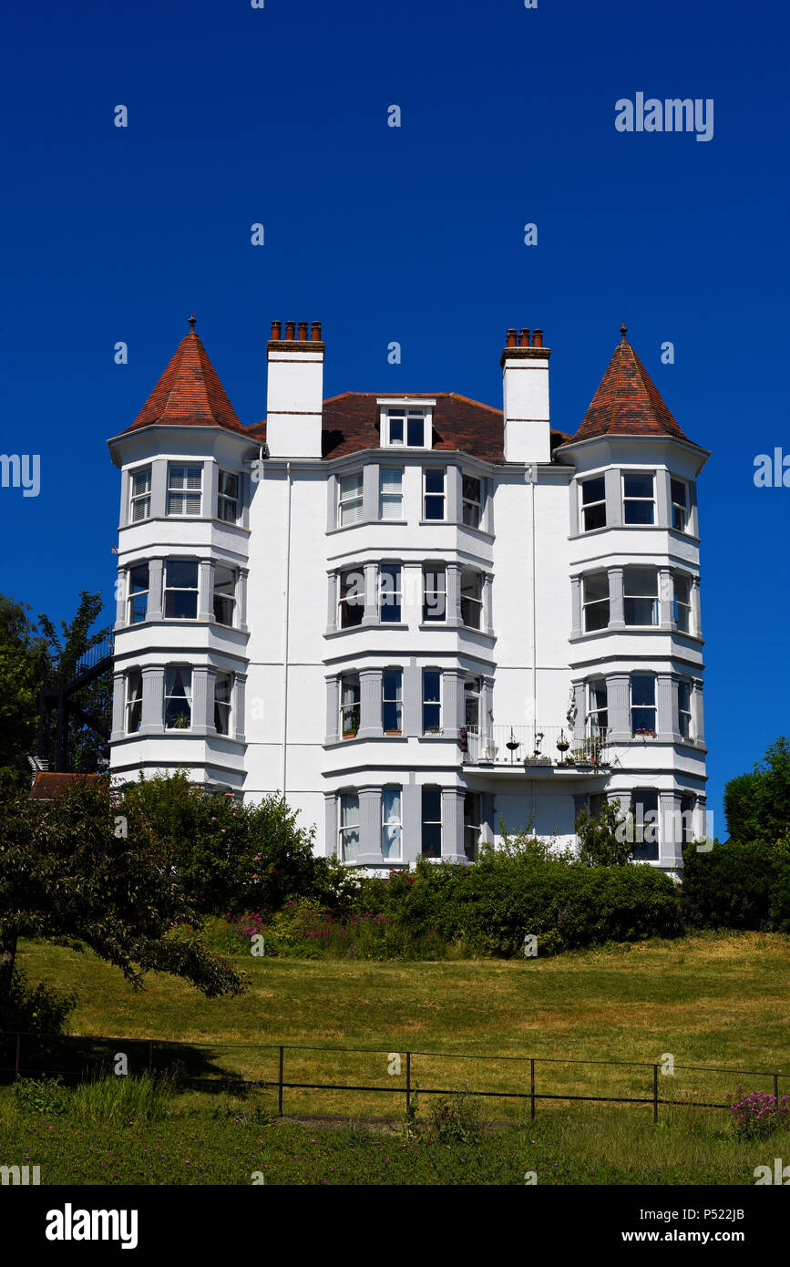 San Remo Mansions, San Remo Parade, Westcliff on Sea, Essex, Großbritannien. Gebäude aus den 1900er Jahren. Edwardianisches Haus an Klippen über dem Meer Stockfoto
