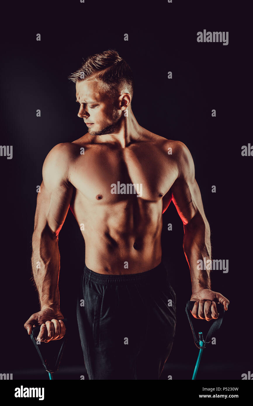 Fitness Mann Training Mit Stretching Band Muskulos Sport Mann Trainieren Mit Einem Elastischen Gummiband Kerl Arbeiten Mit Gummiband Fit Fitness Bewegung Training Und Gesunden Lebensstil Stockfotografie Alamy