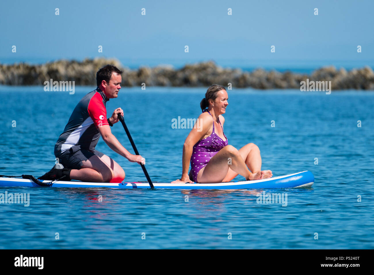 24. Juni 2018. Aberystwyth Wales UK UK Wetter: Ein paar Paddle Boarding am Sonntag Morgen auf dem ruhigen Wasser der Cardigan Bay in Aberystwyth auf einem hellen und sonnigen Tag, wie die BRITISCHE Köpfe in ein mini Hitzewelle mit Temperaturen um 29° oder 30° Celsius bis Mitte der Woche Foto © Keith Morris Credit Hit: Keith Morris/Alamy leben Nachrichten Stockfoto