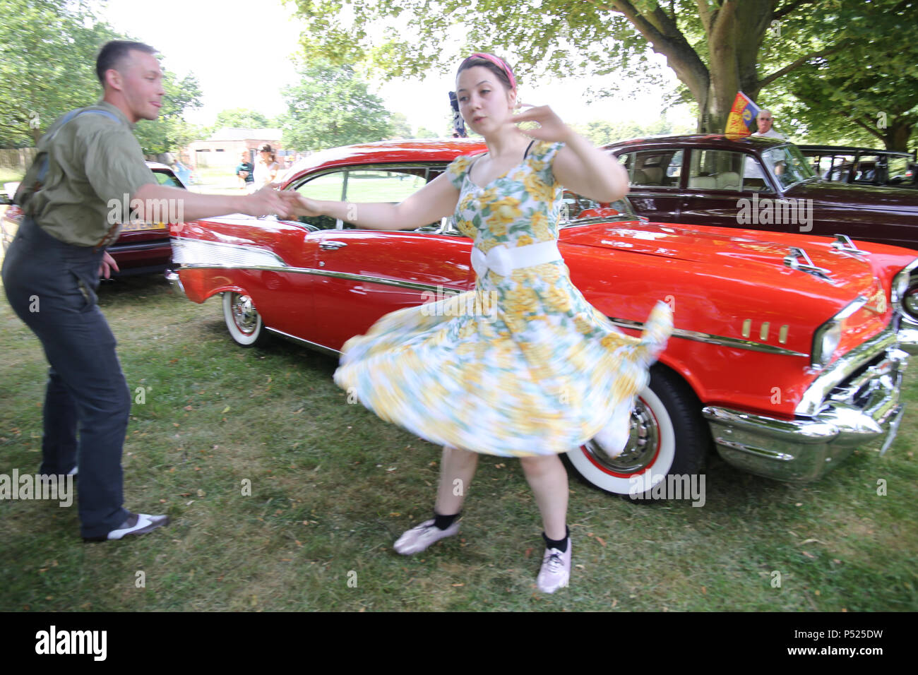 London, Großbritannien. 24. Juni, 2018. Die jährlichen Hanworth Klassiker mit über 500 Vintage/classic Autos/Motorräder/Roller/militärische Fahrzeuge/Oldtimer Fahrräder sowie 150 jive Tänzer Positiv gefördert, 40 im 50er-Stil zu kleiden. Licht bis buschig Gärten in einem sonnigen Sonntag @ Paul Quezada-Neiman/Alamy Live Ne Gutschrift: Paul Quezada-Neiman/Alamy leben Nachrichten Stockfoto