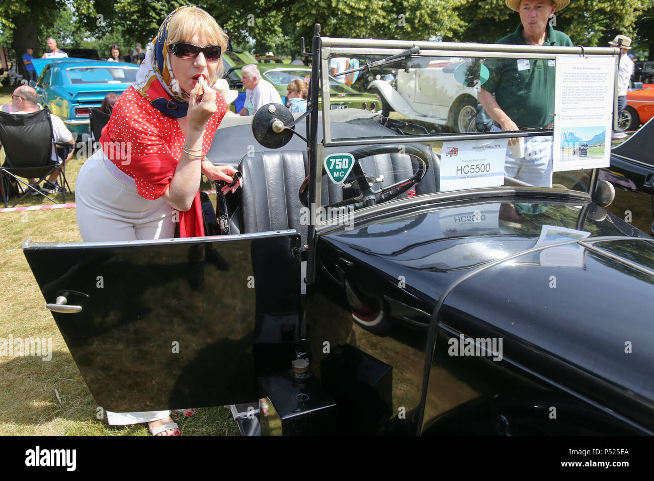 London, Großbritannien. 24. Juni, 2018. Die jährlichen Hanworth Klassiker mit über 500 Vintage/classic Autos/Motorräder/Roller/militärische Fahrzeuge/Oldtimer Fahrräder sowie 150 jive Tänzer Positiv gefördert, 40 im 50er-Stil zu kleiden. Licht bis buschig Gärten in einem sonnigen Sonntag @ Paul Quezada-Neiman/Alamy Live Ne Gutschrift: Paul Quezada-Neiman/Alamy leben Nachrichten Stockfoto