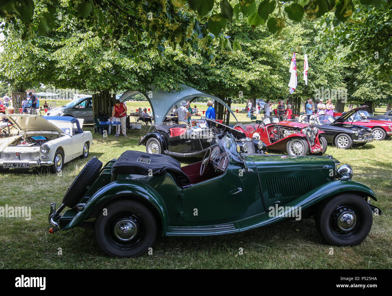 London, Großbritannien. 24. Juni, 2018. Die jährlichen Hanworth Klassiker mit über 500 Vintage/classic Autos/Motorräder/Roller/militärische Fahrzeuge/Oldtimer Fahrräder sowie 150 jive Tänzer Positiv gefördert, 40 im 50er-Stil zu kleiden. Licht bis buschig Gärten in einem sonnigen Sonntag @ Paul Quezada-Neiman/Alamy Live Ne Gutschrift: Paul Quezada-Neiman/Alamy leben Nachrichten Stockfoto