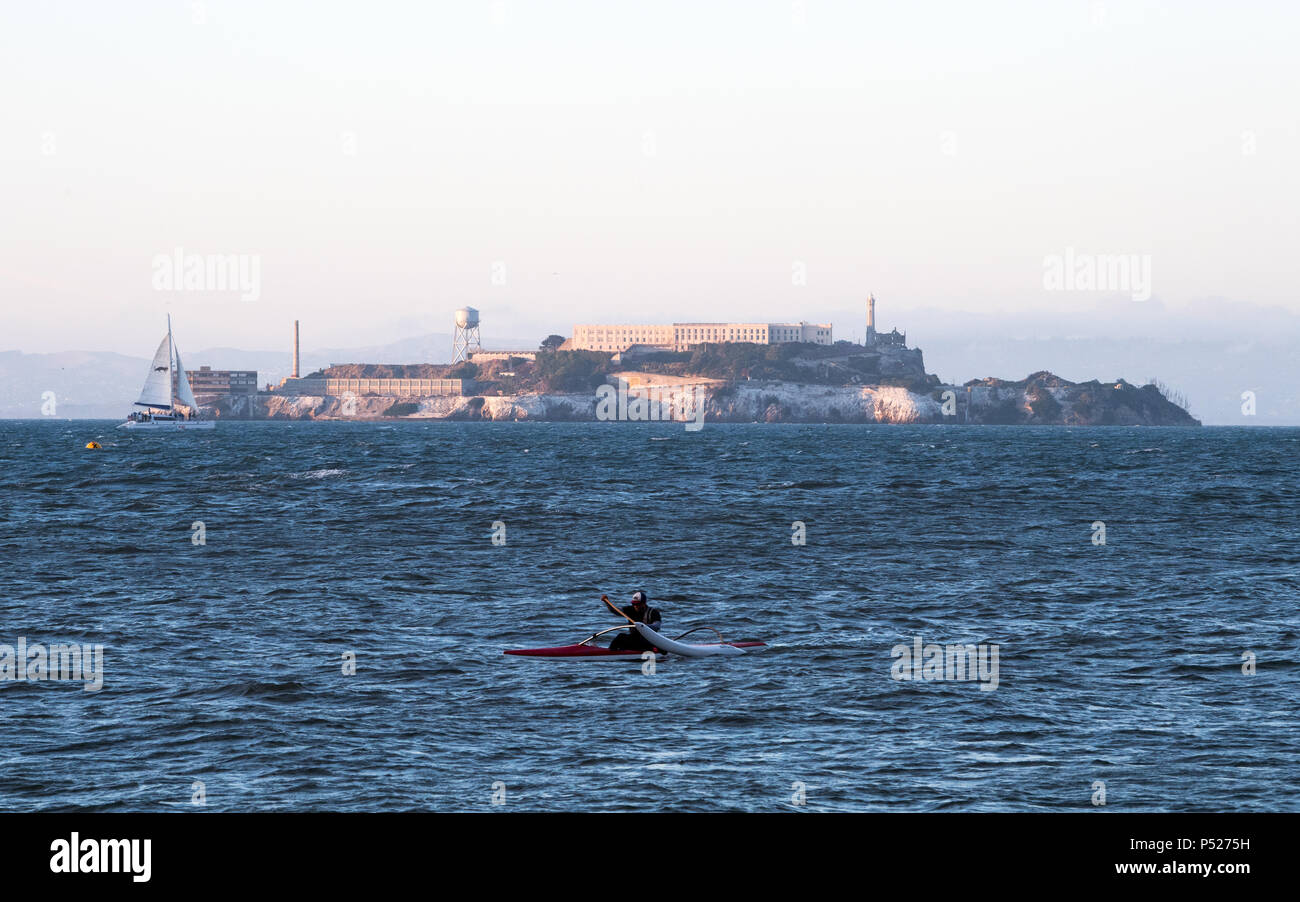 San Francisco, USA. 19 Juni, 2018. Ein ruderer vor der ehemaligen Gefängnisinsel Alcatraz. Quelle: Bernd von Jutrczenka/dpa/Alamy leben Nachrichten Stockfoto