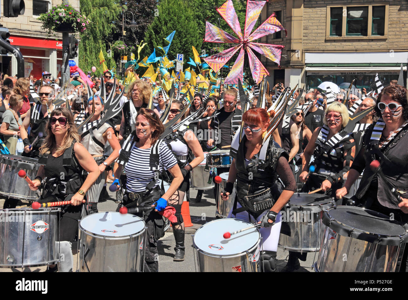 Hebden Bridge, Großbritannien. 24. Juni 2018. Hebden Bridge handgefertigte Parade 24/06/18 Quelle: Paul Boyes/Alamy leben Nachrichten Stockfoto