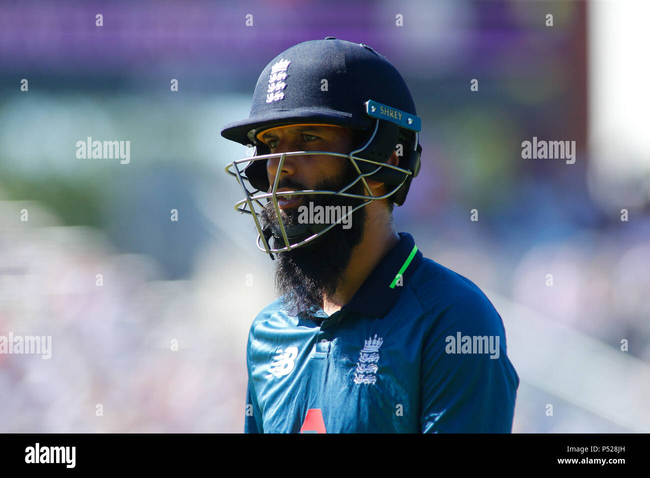 Manchester, Großbritannien. 24. Juni 2018. 5 ODI Royal London eintägiger Serie England v Australia; Moeen Ali von England sieht niedergeschlagen, als er das Feld verlässt nach seiner Entlassung durch Australien. Quelle: News Images/Alamy Live News Credit: Aktuelles Bilder/Alamy leben Nachrichten Stockfoto