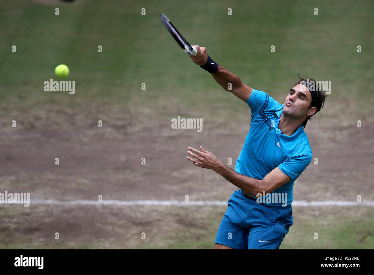 Halle. 24. Juni, 2018. Roger Federer von der Schweiz dient während der abschließenden Spiel gegen Borna Coric Kroatiens auf die Gerry Weber Open am 24. Juni 2018 in Halle, Deutschland. Roger Federer verlor 1-2. Quelle: Joachim Bywaletz/Xinhua/Alamy leben Nachrichten Stockfoto