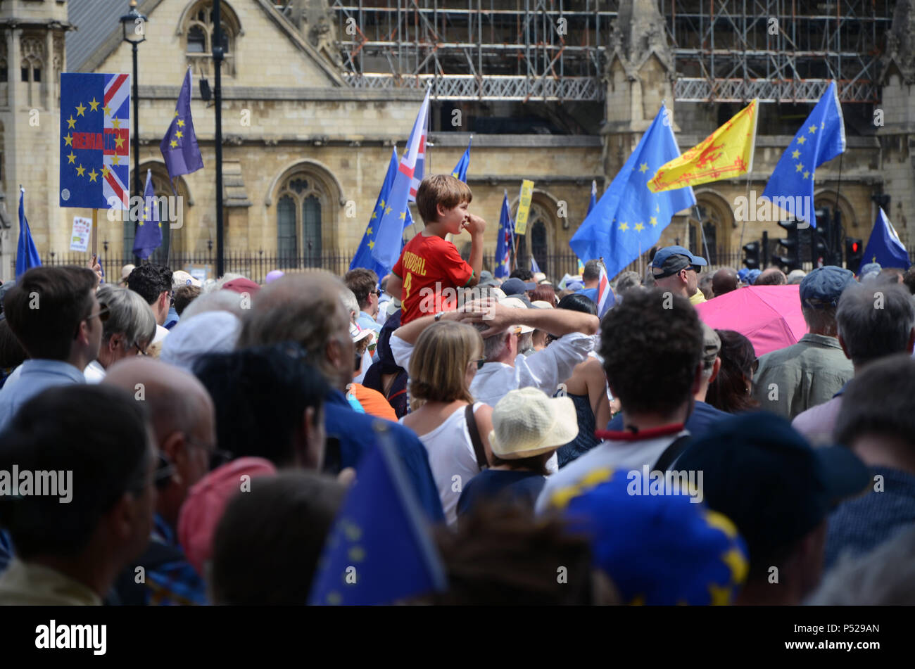 London, Großbritannien. 23. Juni 2018. Kind auf den Schultern der Eltern an anti-Brexit Rallye in Parliament Square, London Quelle: Nadia Awad/Alamy leben Nachrichten Stockfoto