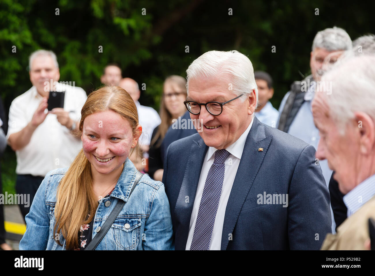 Bonn, Deutschland - 24. Juni 2018: Der Bundespräsident der Bundesrepublik Deutschland, Walter Steinmeyer, und seine Frau, sich so darzustellen, für die Öffentlichkeit zu einem Tag der offenen Tür in der Villa Hammerschmidt. Quelle: Christian Müller/Alamy leben Nachrichten Stockfoto